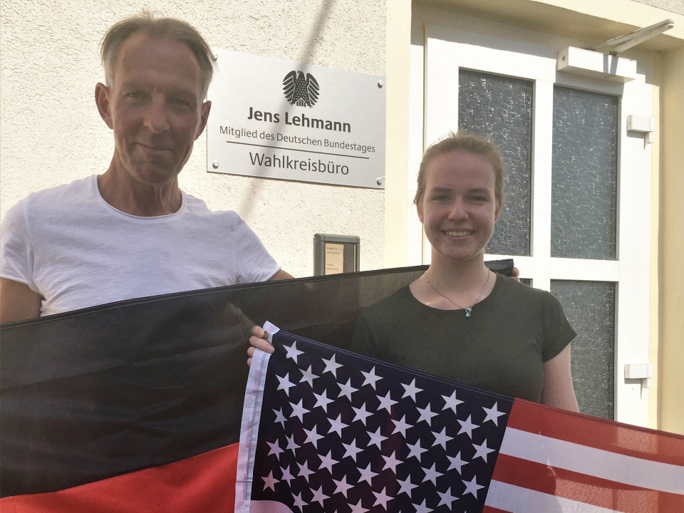 PPP Praktikantin Lea Driesel und MdB Jens Lehmann vor seinem Wahlkreisbüro in Leipzig PPP Praktikantin Lea Driesel und MdB Jens Lehmann vor seinem Wahlkreisbüro in Leipzig