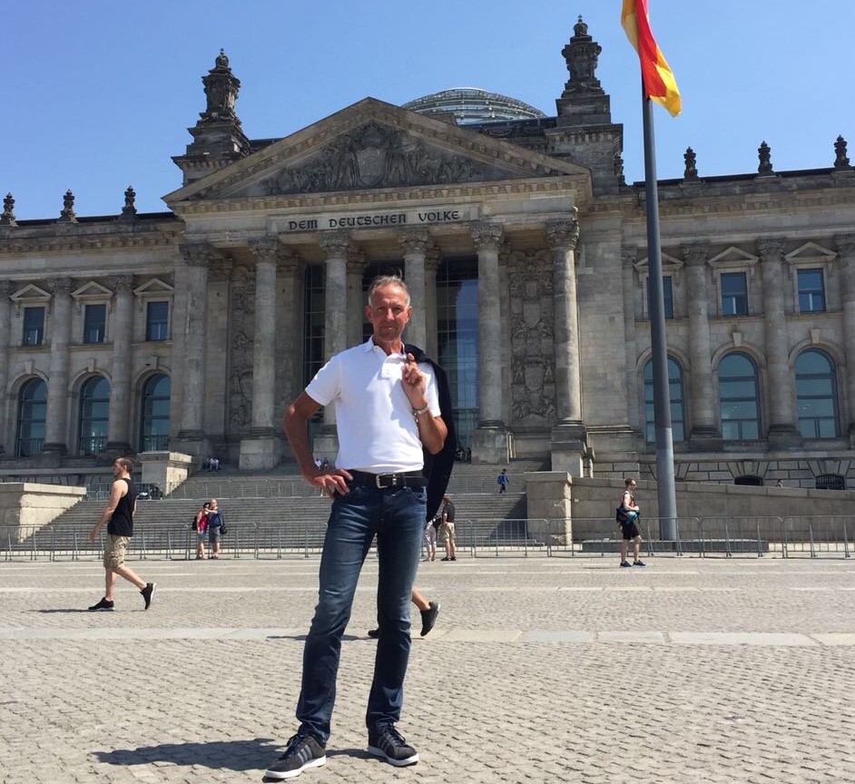 Jens Lehmann vor dem Reichstag in Berlin